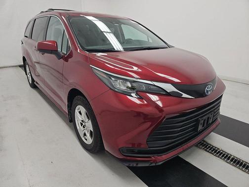 2024 Toyota Sienna LE