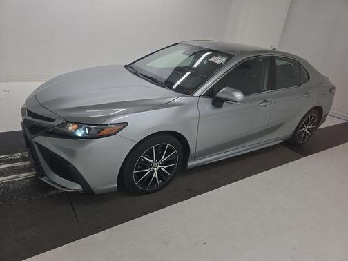 Celestial Silver Metallic 2022 Toyota Camry SE