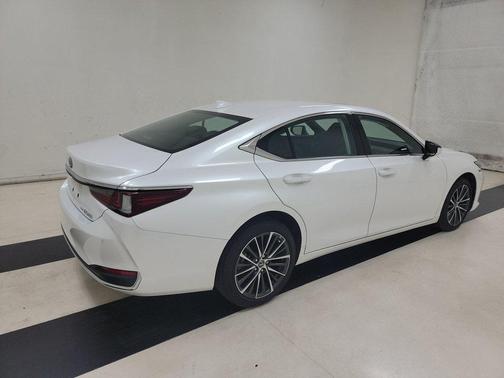 2023 Lexus ES 250 Base