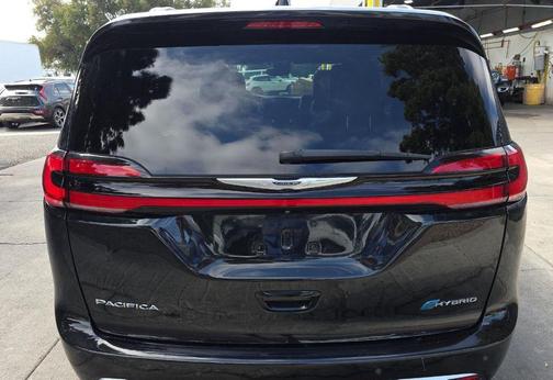 Brilliant Black Crystal Pearlcoat 2023 Chrysler Pacifica L