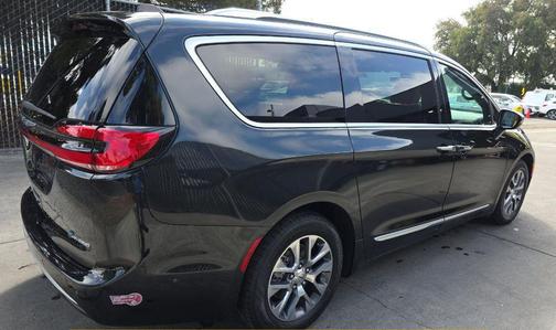 Brilliant Black Crystal Pearlcoat 2023 Chrysler Pacifica L