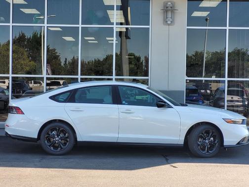 Platinum White Pearl 2025 Honda Accord SE