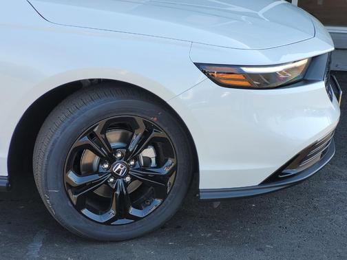 Platinum White Pearl 2025 Honda Accord SE