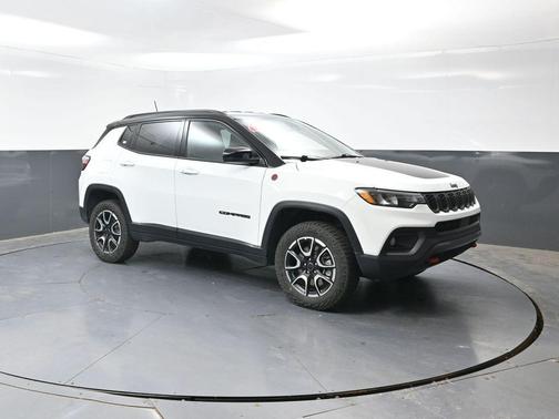 Bright White Clearcoat 2025 Jeep Compass Trailhawk