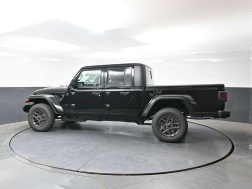Black Clearcoat 2026 Jeep Gladiator Sport