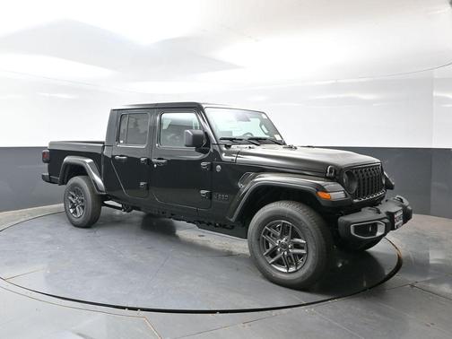 Black Clearcoat 2026 Jeep Gladiator Sport