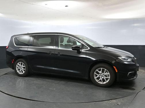 2023 Chrysler Pacifica Touring-L