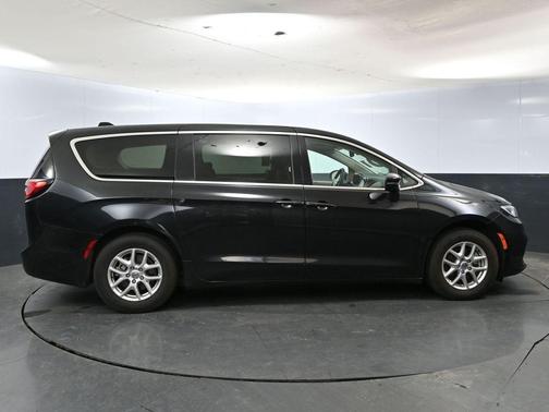 2023 Chrysler Pacifica Touring-L
