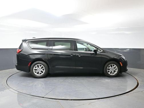 Brilliant Black Crystal Pearlcoat 2023 Chrysler Voyager LX
