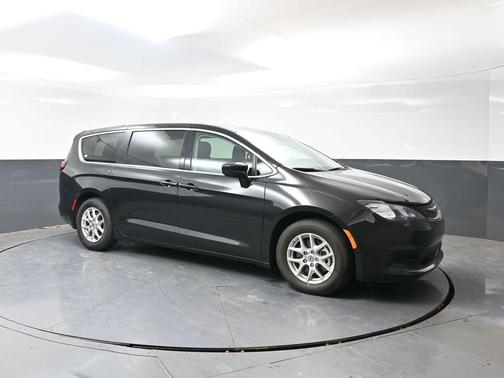 Brilliant Black Crystal Pearlcoat 2023 Chrysler Voyager LX