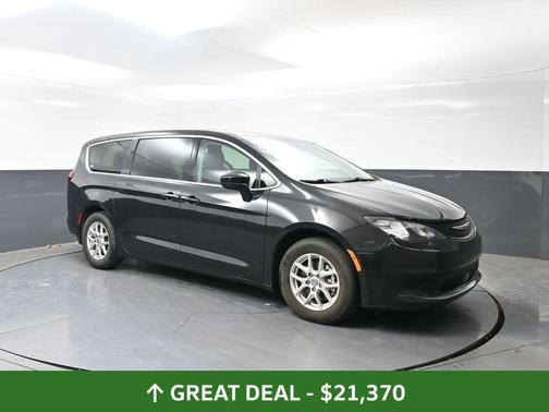 Brilliant Black Crystal Pearlcoat 2023 Chrysler Voyager LX