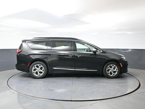 Brilliant Black Crystal Pearlcoat 2023 Chrysler Pacifica Limited