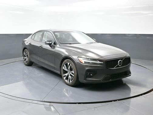 2024 Volvo S60 B5 Core Dark Theme