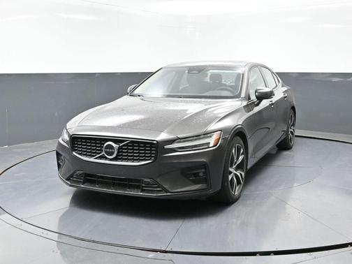 2024 Volvo S60 B5 Core Dark Theme