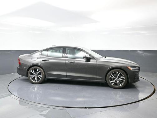 2024 Volvo S60 B5 Core Dark Theme