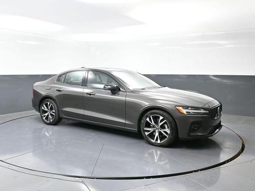 2024 Volvo S60 B5 Core Dark Theme