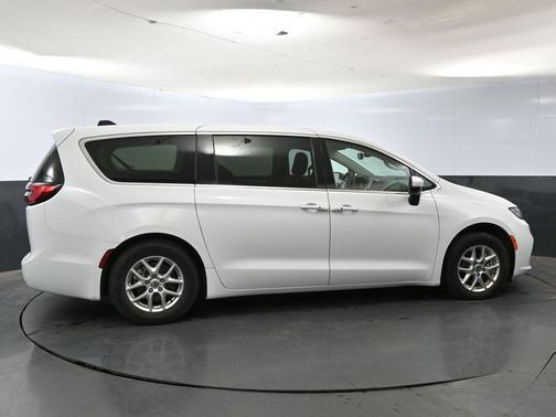 2023 Chrysler Pacifica Touring-L