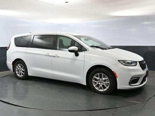 2023 Chrysler Pacifica Touring-L
