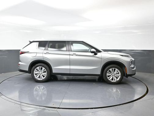 2025 Mitsubishi Outlander ES