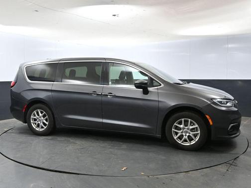 2023 Chrysler Pacifica Touring-L