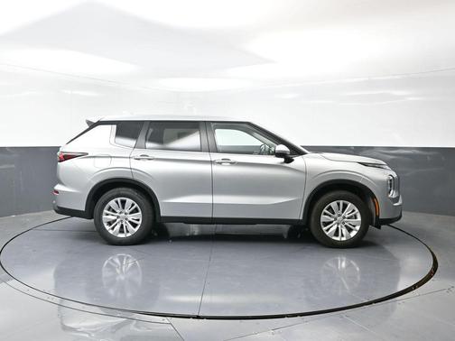 2025 Mitsubishi Outlander ES