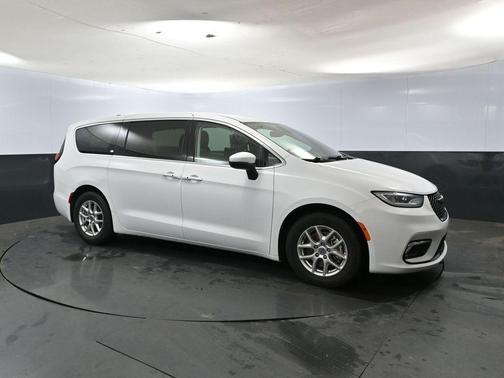 2023 Chrysler Pacifica Touring-L