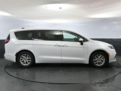 2023 Chrysler Pacifica Touring-L