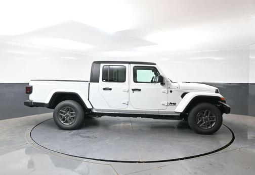 Bright White Clearcoat 2026 Jeep Gladiator Sport