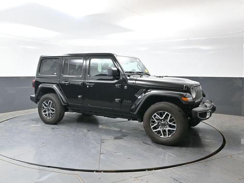 Black Clearcoat 2025 Jeep Wrangler Sahara