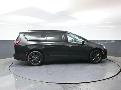 Diamond Black 2025 Chrysler Pacifica Limited