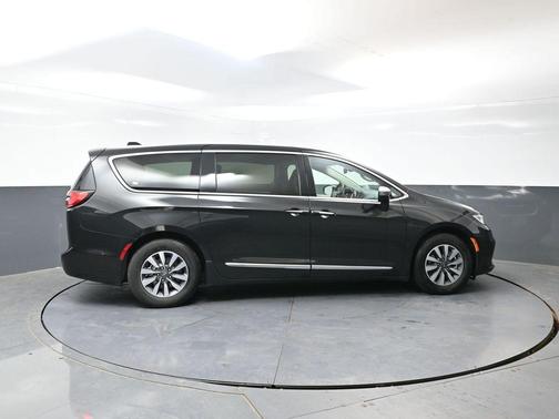 Brilliant Black Crystal Pearlcoat 2023 Chrysler Pacifica Hybrid Limited