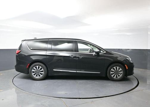 Brilliant Black Crystal Pearlcoat 2023 Chrysler Pacifica Hybrid Limited