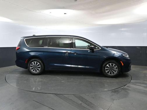 2025 Chrysler Pacifica Hybrid Select