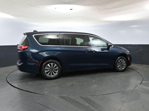2025 Chrysler Pacifica Hybrid Select