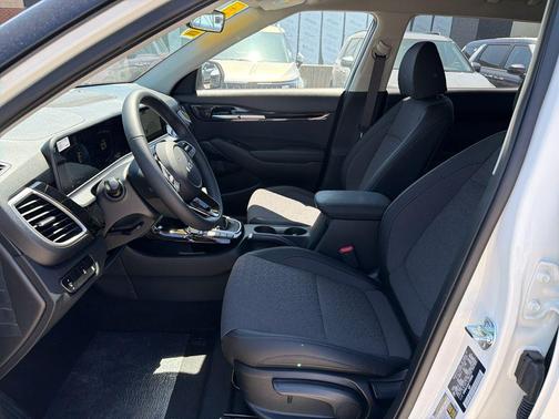Clear White/Black Roof 2026 Kia Seltos S