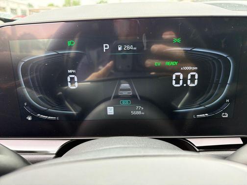 Snow White Pearl 2025 Kia Niro EX