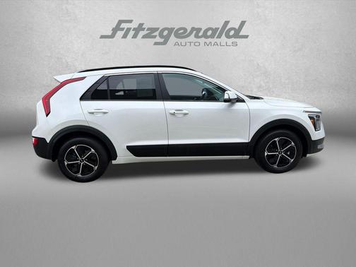 Snow White Pearl 2025 Kia Niro EX