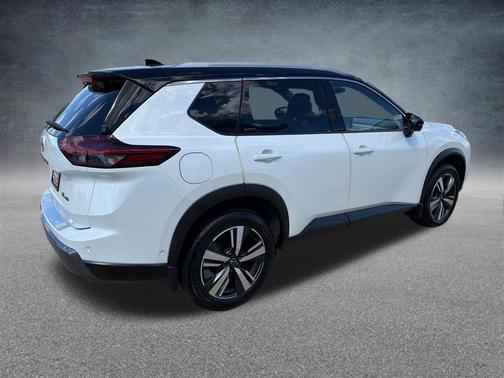 Everest White Pearl/Super Black 2024 Nissan Rogue SL