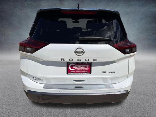 Everest White Pearl/Super Black 2024 Nissan Rogue SL