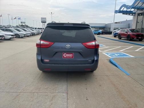 2017 Toyota Sienna XLE