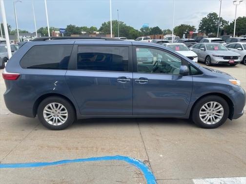 2017 Toyota Sienna XLE