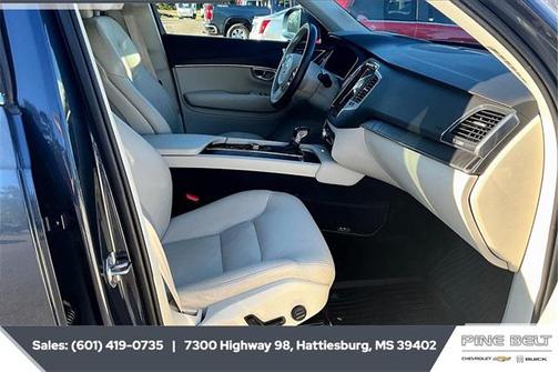 2020 Volvo XC90 T6 Momentum