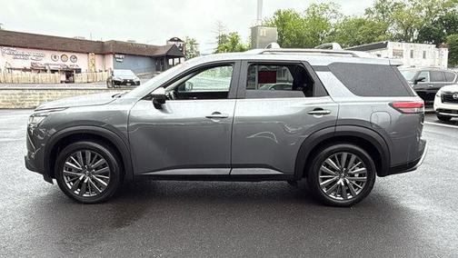 2023 Nissan Pathfinder SL