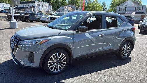 2 Tone Gray / Black Roof 2022 Nissan Kicks SV