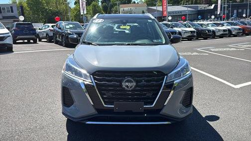 2 Tone Gray / Black Roof 2022 Nissan Kicks SV