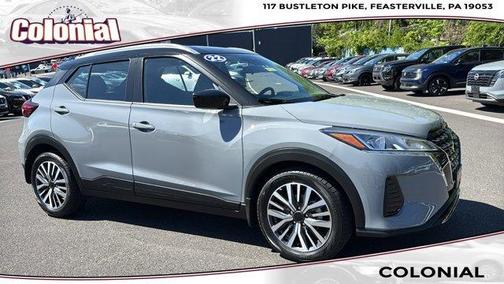 2 Tone Gray / Black Roof 2022 Nissan Kicks SV
