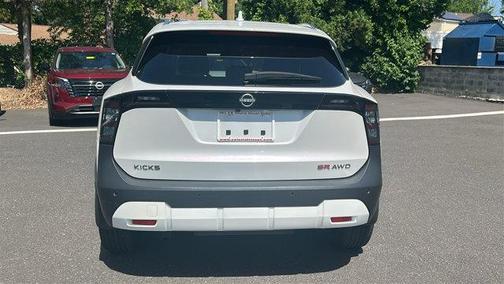Aspen White Tri 2025 Nissan Kicks SR