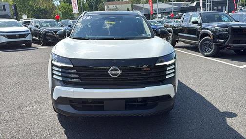 2t Wht Blk Roof 2026 Nissan Kicks SR