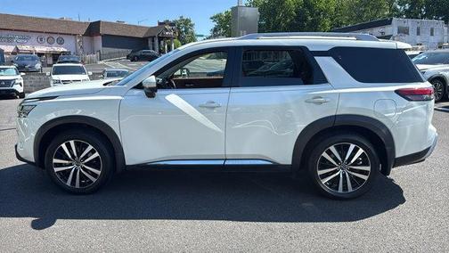 White 2024 Nissan Pathfinder Platinum