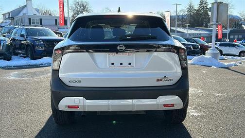2025 Nissan Kicks SR